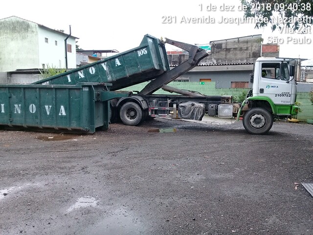 Na imagem está um caminhão de coleta e duas caçambas verde escuro com ao nome da empresa INOVA escrito na cor branca. 